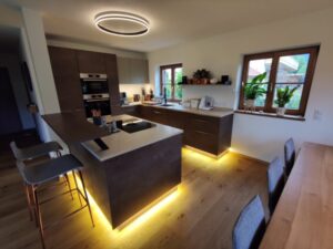 moderne Küche mit indirekter Beleuchtung am Fußboden